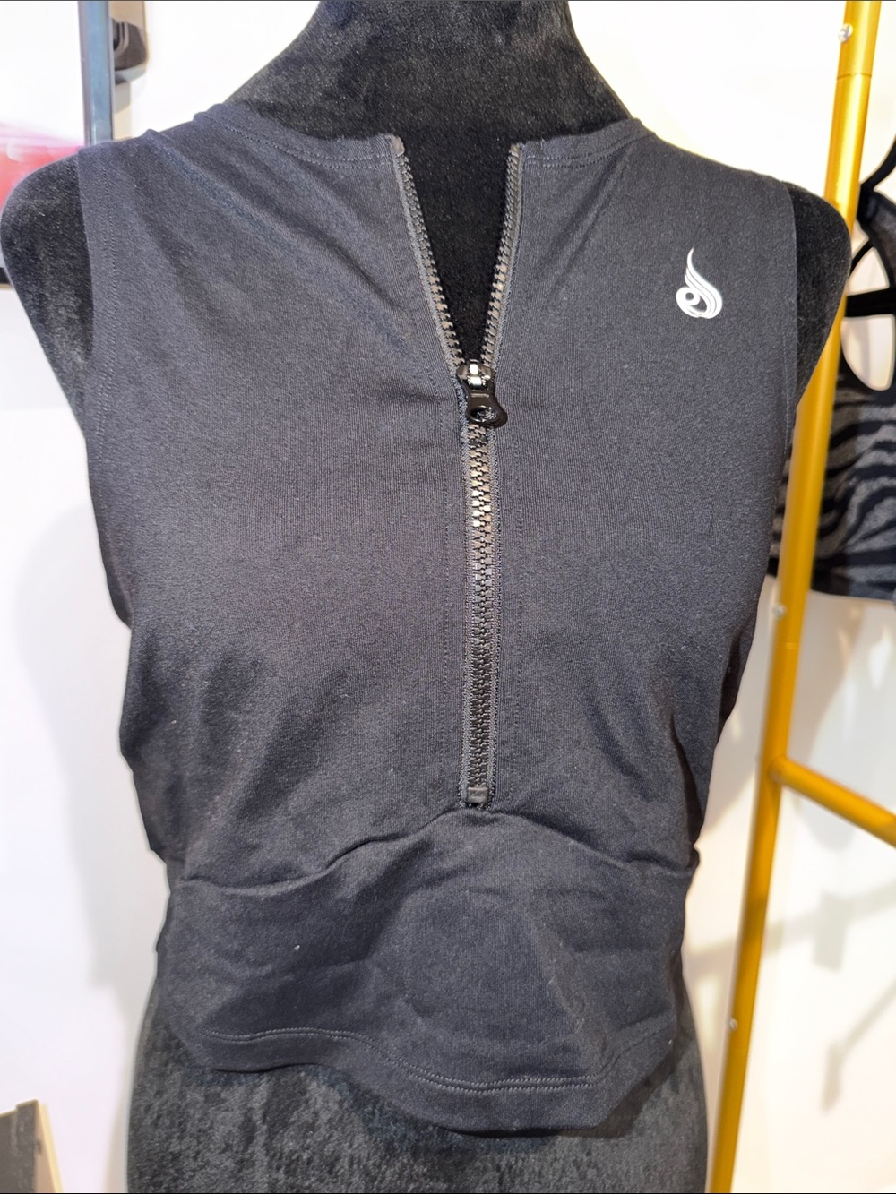 Ryderwear Women's Black Sleeveless Zip-Front Active Tank Top